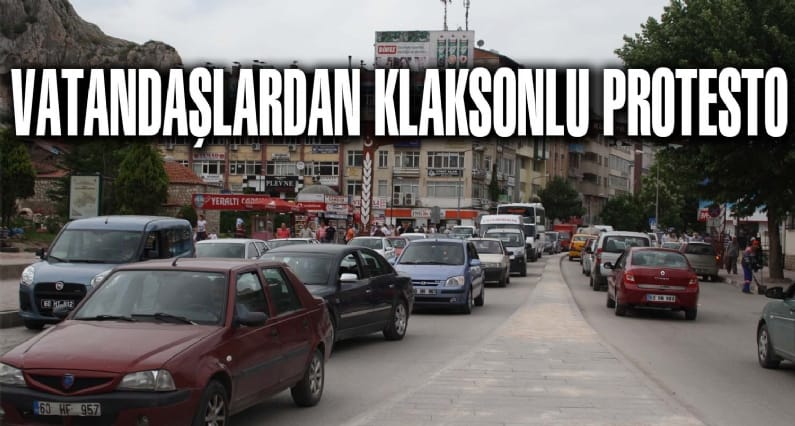 Cumhuriyet Meydanına yeni yapılan kavşak sürücüleri çileden çıkartırken, bazı sürücülerde