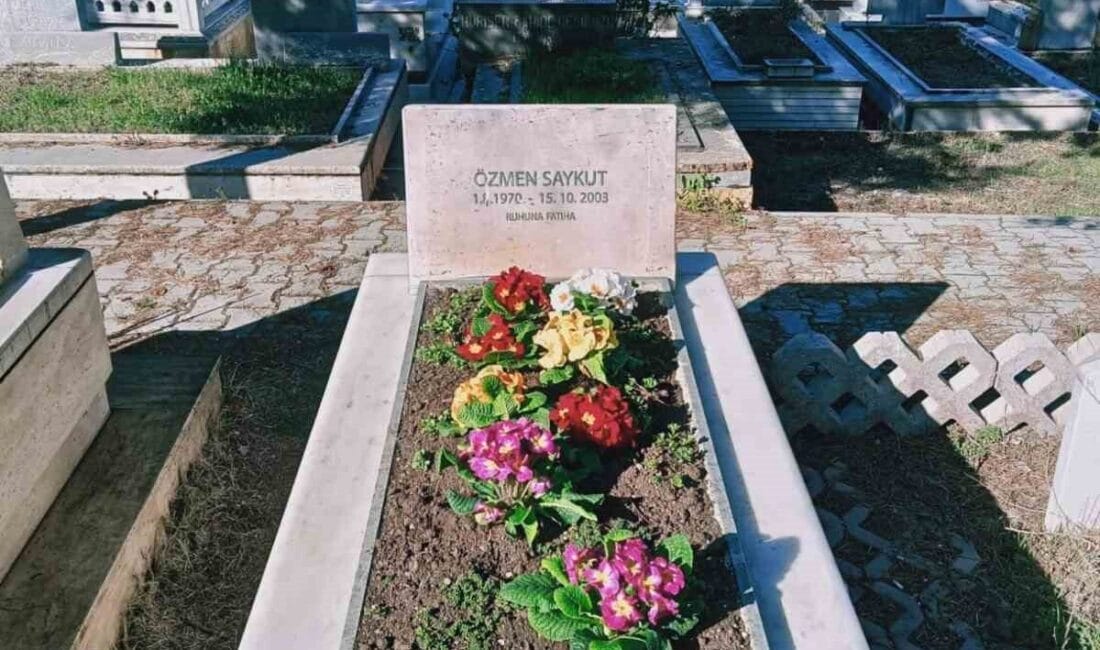 Gazeteci Talat Atilla, babasının mezar taşının üzerine başka bir isim