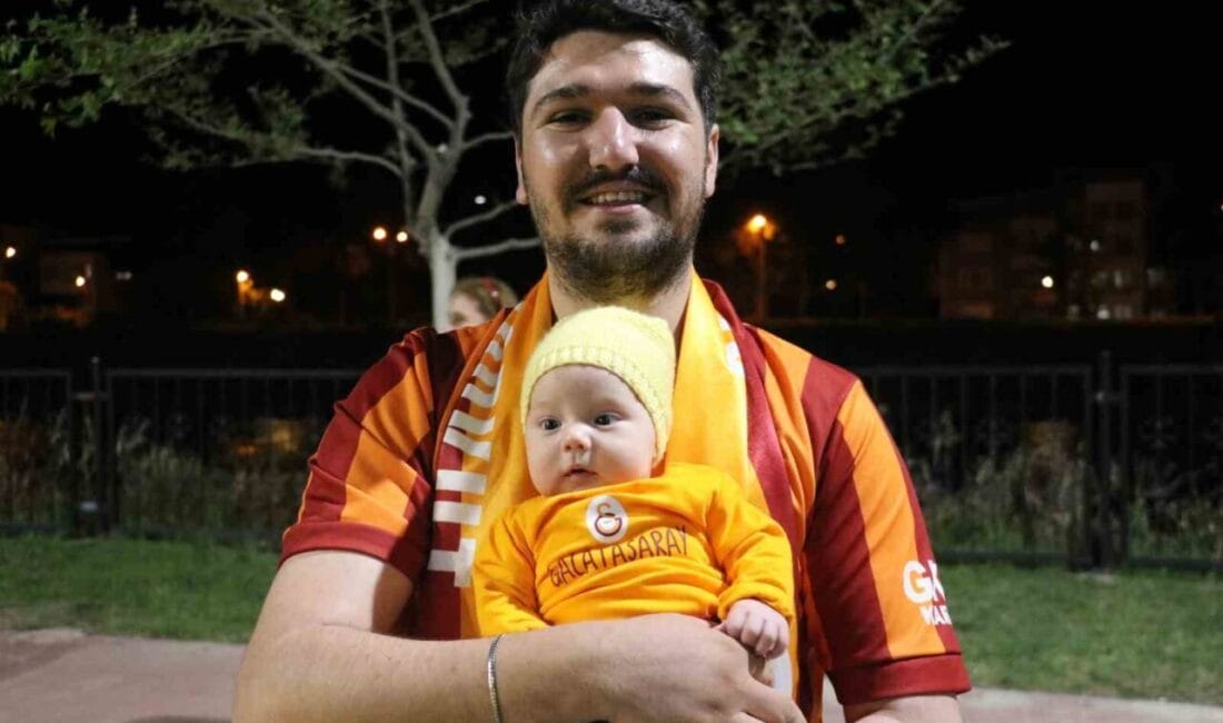Amasya’da Galatasaray taraftarı çift, takımlarının 25. şampiyonluğunu 52 günlük bebekleriyle
