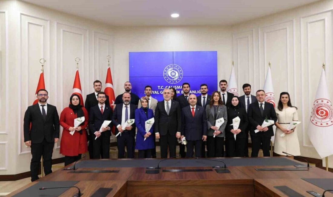 Çalışma ve Sosyal Güvenlik Bakanı Vedat Işıkhan, eczacılarla bir araya