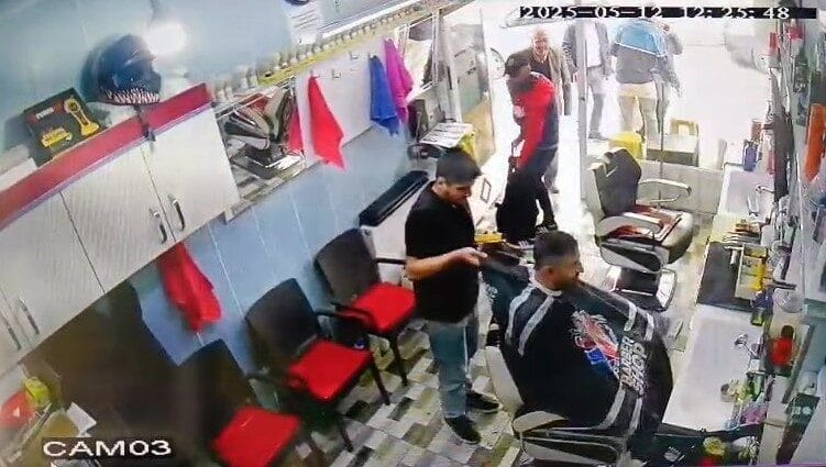 Berberde 3 dakika arayla depreme yakalandıkları anlar kamerada Amasya’nın Gümüşhacıköy ilçesinde berberde saç tıraşı olan bir vatandaş, 3