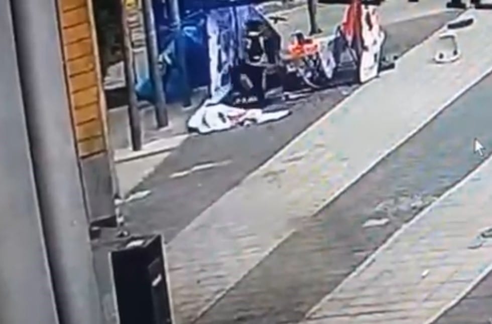 Eskişehir’de, AK Parti Eskişehir İl Başkanlığı tarafından kurulan standa saldırıda