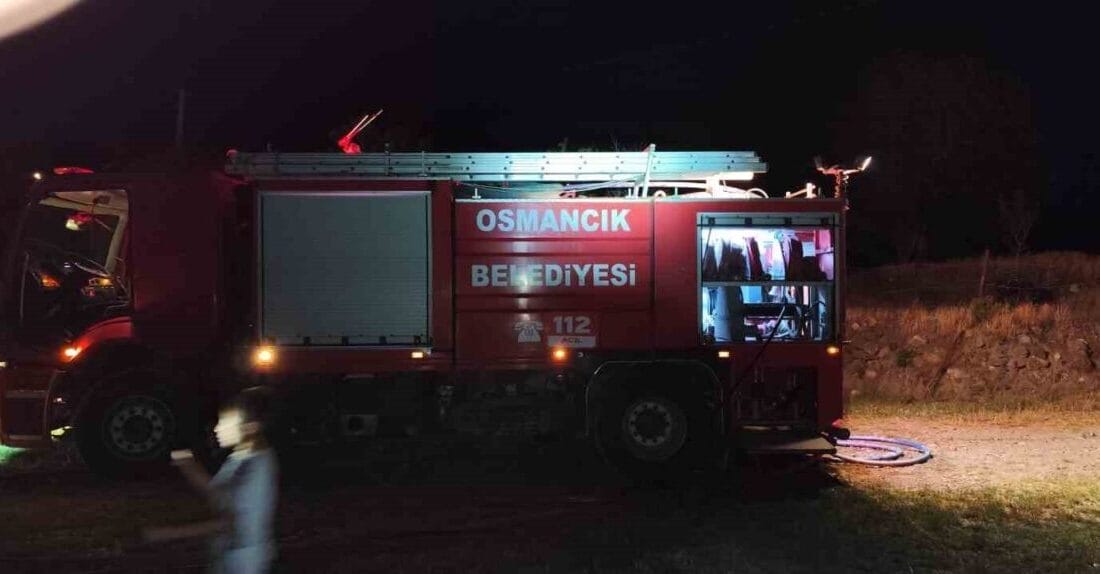 Çorum’un Osmancık ilçesinde 2 katlı evde çıkan yangın, itfaiye ekiplerinin