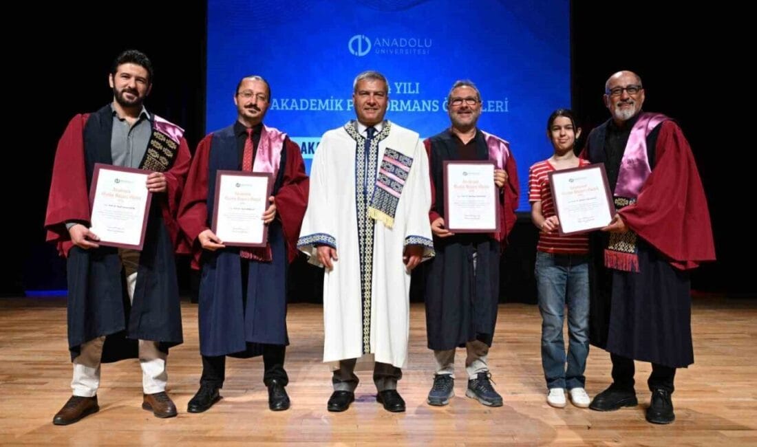 Anadolu Üniversitesi’nin kurum kültürü geleneği olan ’Akademik Performans Ödülleri’ sahiplerini
