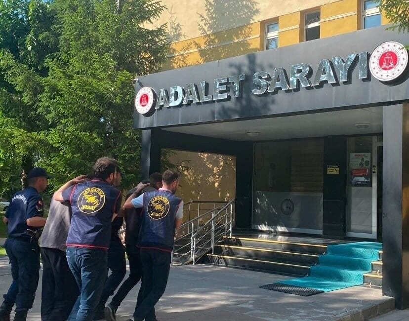 Bayburt İl Jandarma Komutanlığına bağlı Jandarma Suç Araştırma Timi(JASAT) ekipleri,
