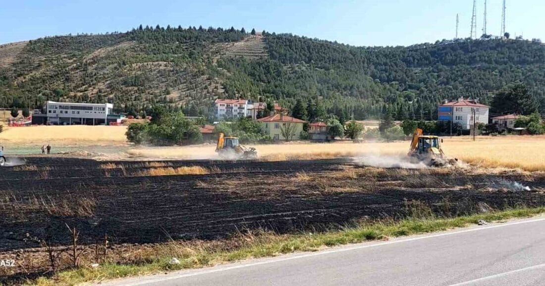 Ankara’nın Beypazarı ilçesinde 10 dönümlük tarlada çıkan yangın ekiplerin müdahalesiyle