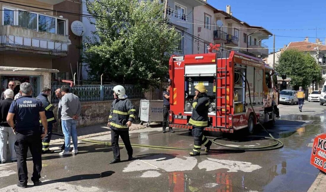 Sivas’ta bir apartmanın bodrum katında çıkan yangın paniğe neden oldu.