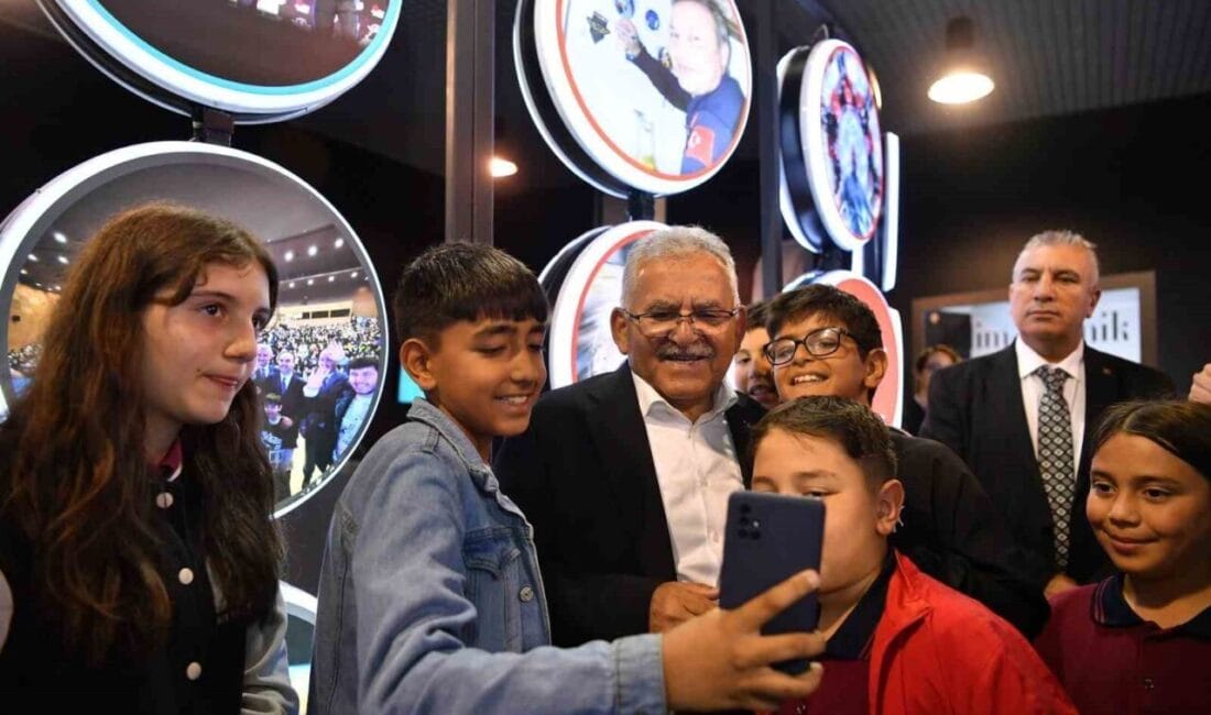Kayseri Büyükşehir Belediyesi’nin öncülüğünde, Bilim Merkezi’nde açılan “Ufkun Ötesinde” ve