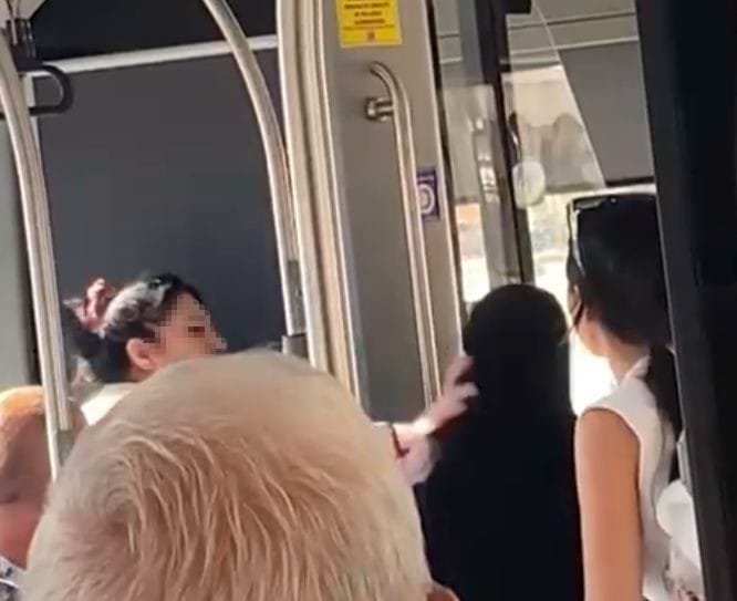 İçişleri Bakanlığı, Denizli’de halk otobüsünde tesettürlü kadına hakaret eden kadının