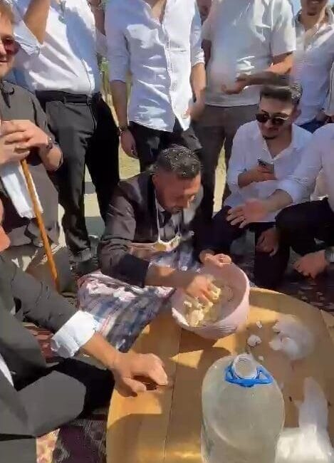 Bolu’da düğün konvoyunda damadın arkadaşları, yolu yer sofrasıyla kesip damada