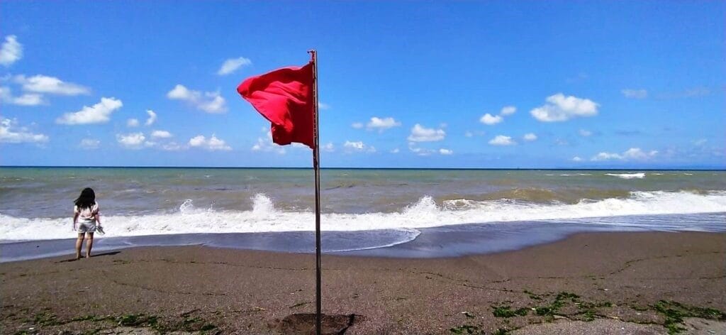 Düzce’de, hava şartları sebebi ile denize girişler yasaklandı. Akçakoca Kaymakamlığı