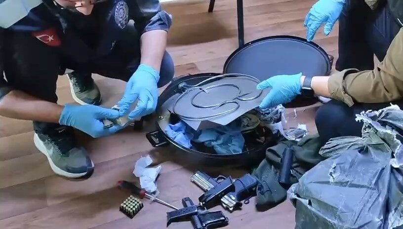 Samsun’da polis elektrikli katmer sacı içine gizlenmiş 2 tabanca ve
