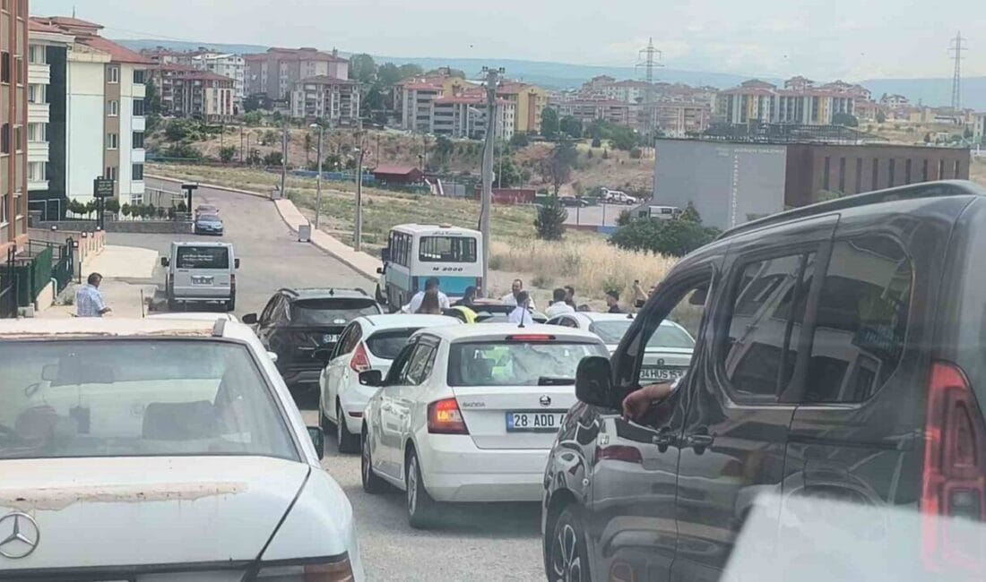 Karabük’te şehir merkezinden geçen düğün konvoyu klakson sesleriyle hem trafiği