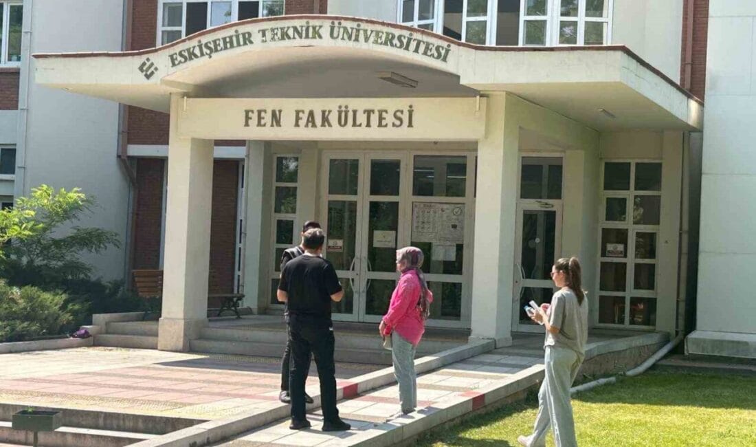 Eskişehir’de Yükseköğretim Kurumları Sınavı’na (YKS) kapılar kapatıldıktan yaklaşık 10 dakika