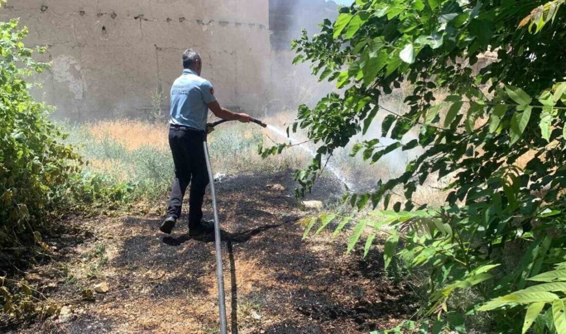 Karaman’da cami avlusundaki kuru otların tutuşması sonucu çıkan yangın büyümeden