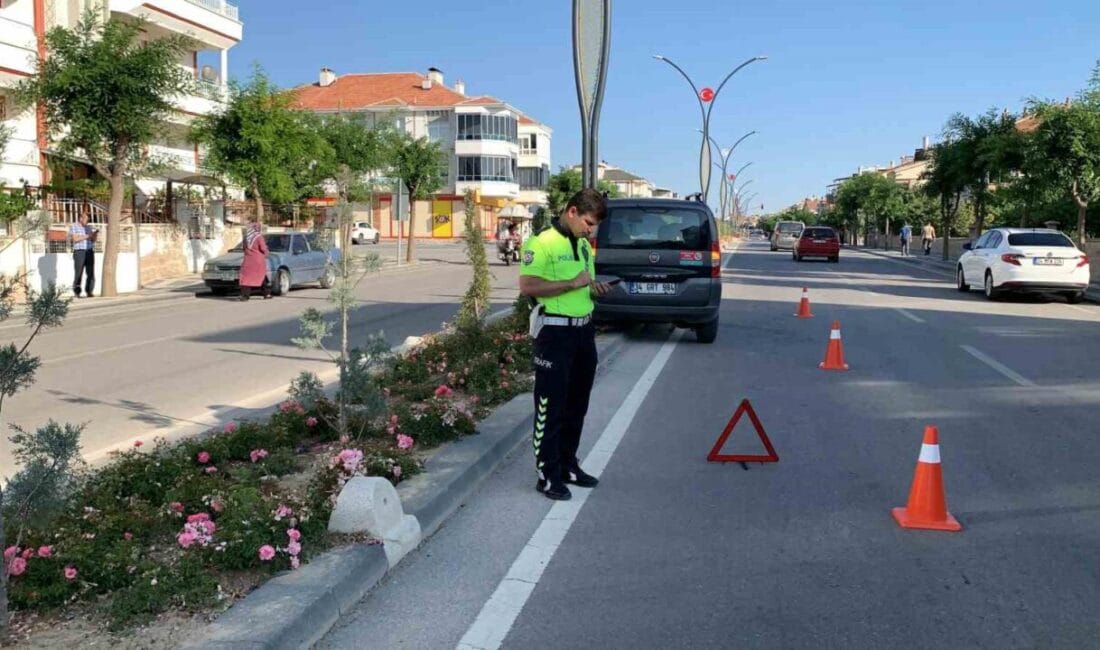 Karaman’da kontrolden çıkan hafif ticari aracın orta refüjdeki aydınlatma direğine