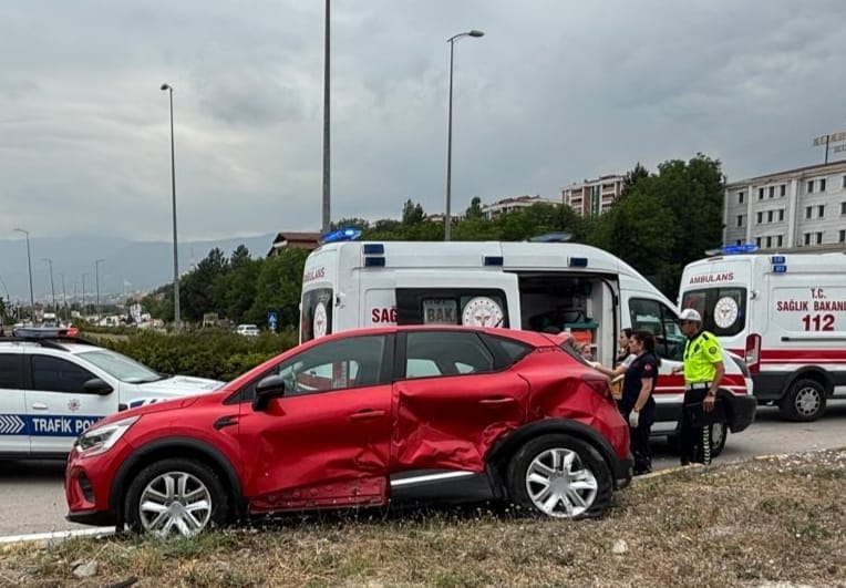 Karabük’te kavşakta iki otomobilin çarpıştığı kazada 3 kişi yaralandı. Edinilen