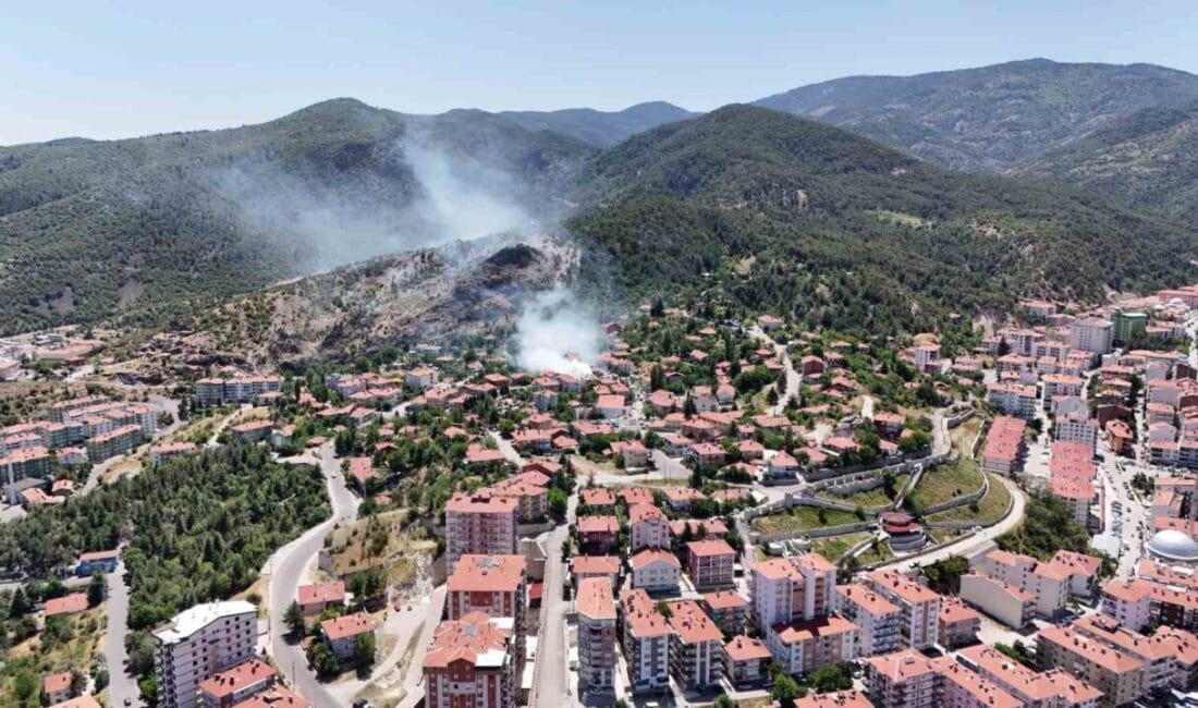 Ankara Kızılcahamam’da yer alan 3 katlı apartmanın çatısında çıkan yangın,