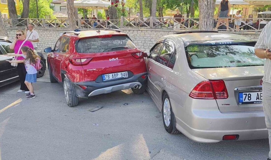 Karabük’ün Safranbolu ilçesinde kontrolden çıkan otomobilin park halindeki 3 araca