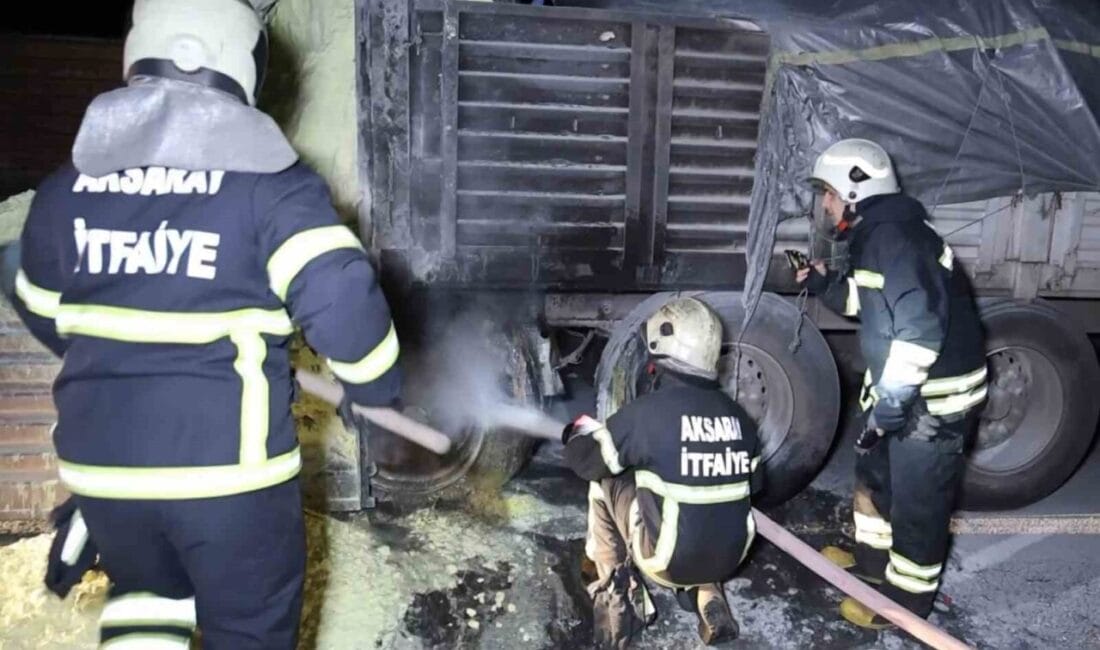 Kırıkkale’den Mersin’e giden kükürt yüklü tırın patlayan lastiği yangına neden