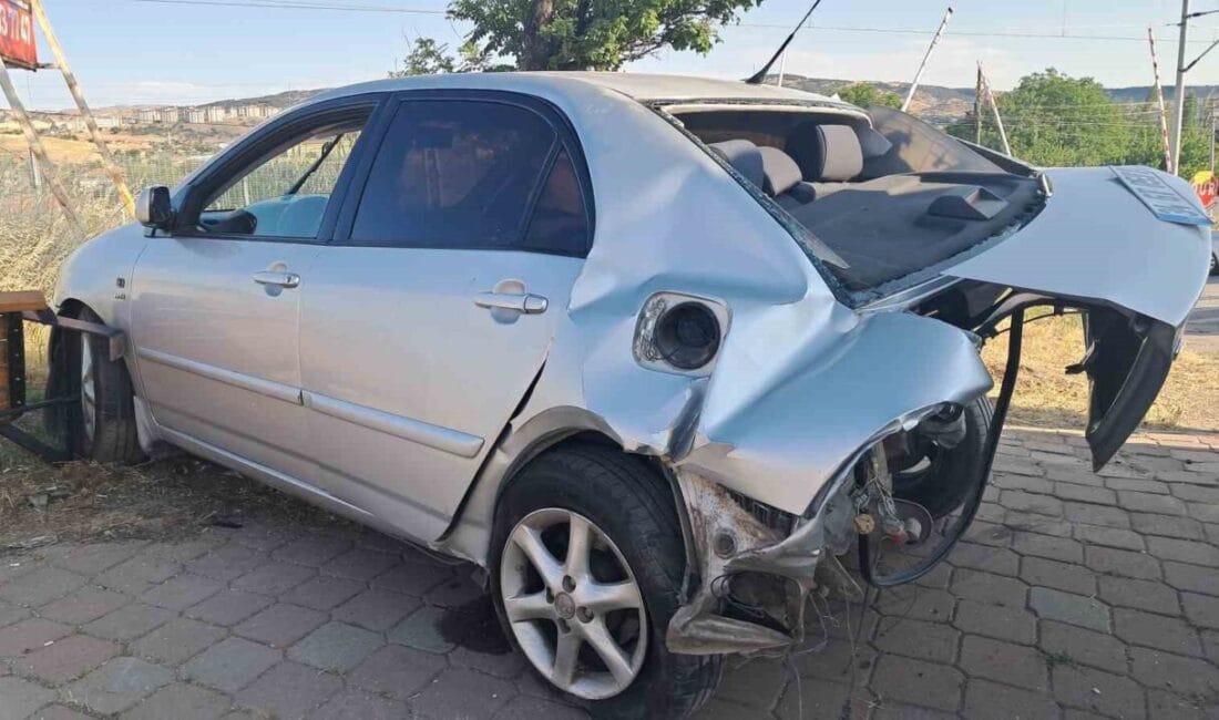 Kırıkkale’de lüks otomobilin, önünde seyreden otomobile çarptığı kazada 3 kişi