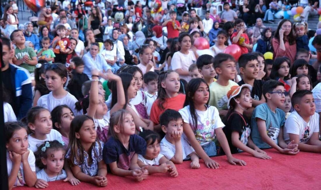 Bolu Belediyesi düzenlediği festival ile çocukların karne sevincine ortak oldu.