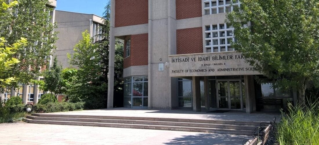 Orta Doğu Teknik Üniversitesi (ODTÜ) mezuniyet törenine öğrenciler dansöz getirdi.