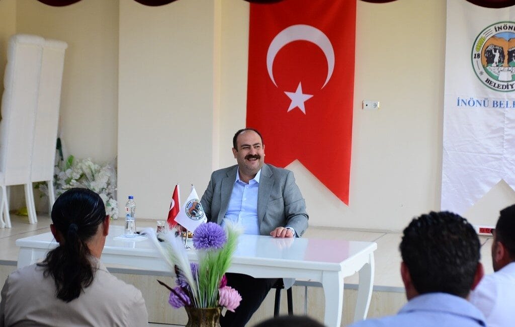 İnönü İlçesine bağlı Oklubalı mahalle sakinleri İnönü Belediye Başkanı Serhat