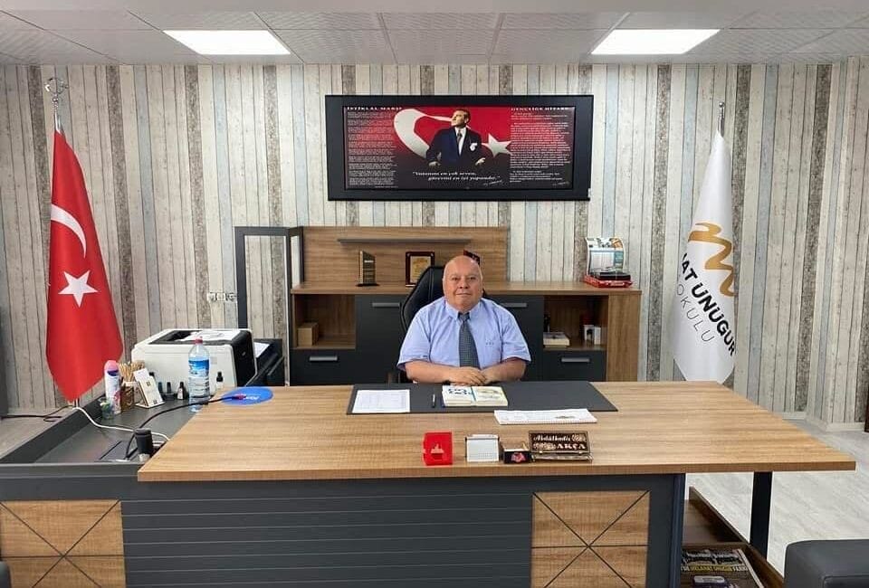 Eskişehir’de emekliye ayrılacak olan okul müdürü Abdülkadir Akça için düzenlenen