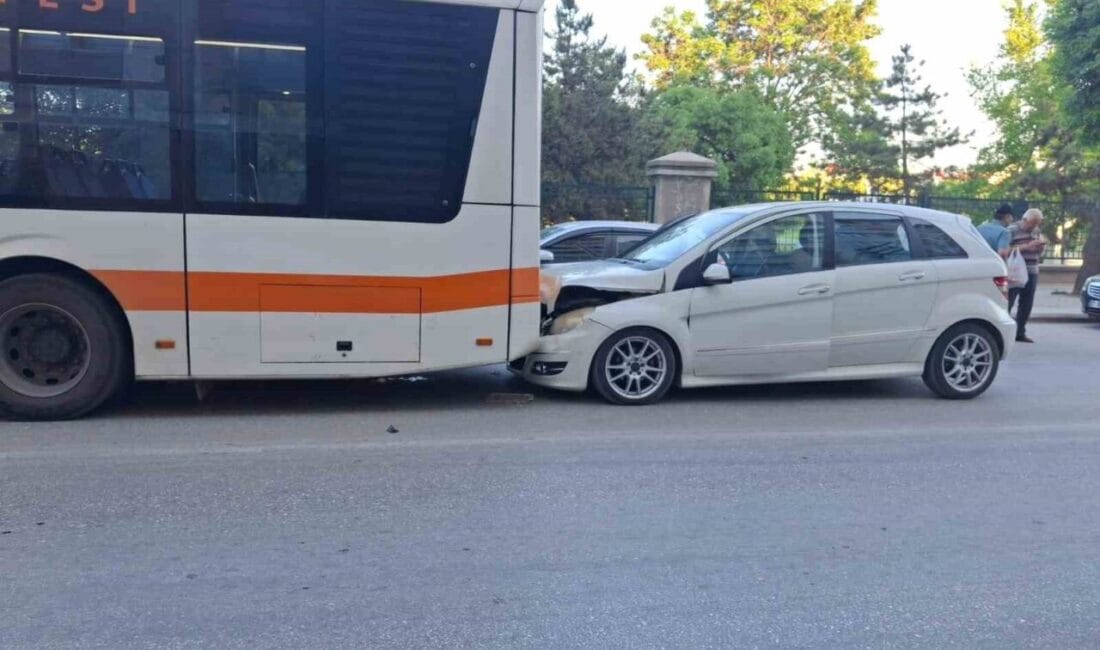Eskişehir’de bir otomobilin belediye otobüsüne arkadan çarpması sonucunda, otomobilde bulunan