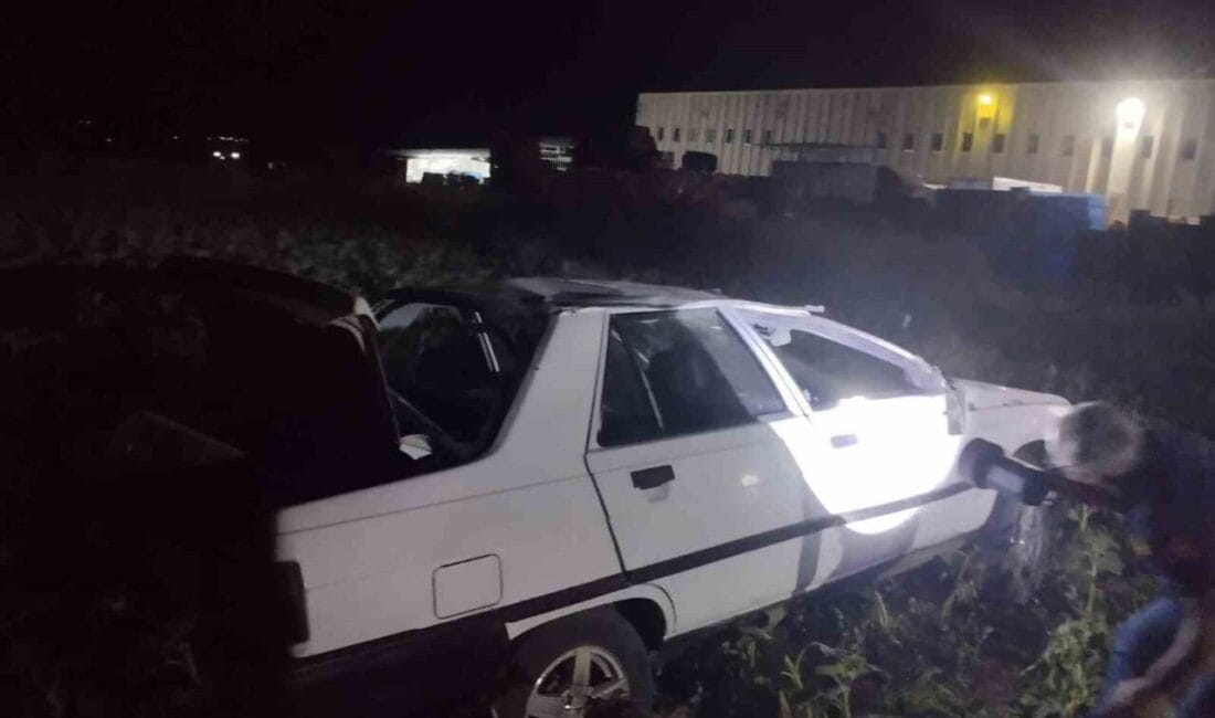Tokat’ın Zile ilçesinde market önündeki palete çarpan otomobilin tarlaya savrulduğu