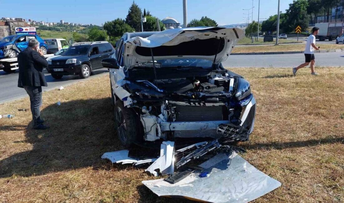 Samsun’da kavşakta iki otomobilin çarpışması sonucu meydana gelen trafik kazasında