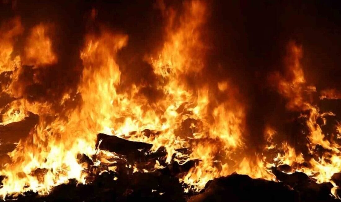 Aksaray’da şehir merkezinde bulunan eski sanayi sitesindeki çöplük alanda yangın