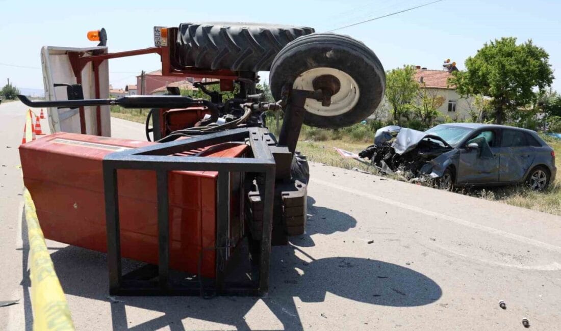 Aksaray’da traktör ile otomobilin çarpışması sonucu meydana gelen trafik kazasında
