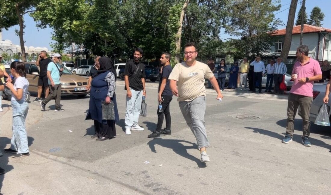 Konya’da, Temel Yeterlilik Sınavı’na (TYT) geç kalan bazı öğrenciler son