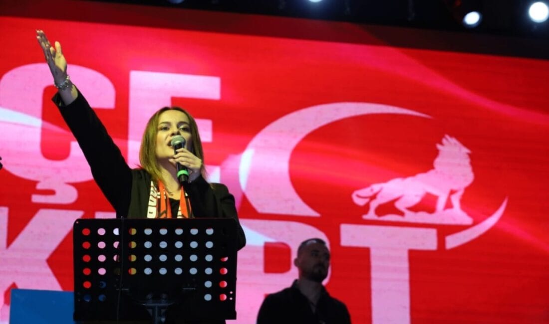 Samsun’un Vezirköprü ilçesinde düzenlenen konserde sahne alan Burçe Bozkurt ve