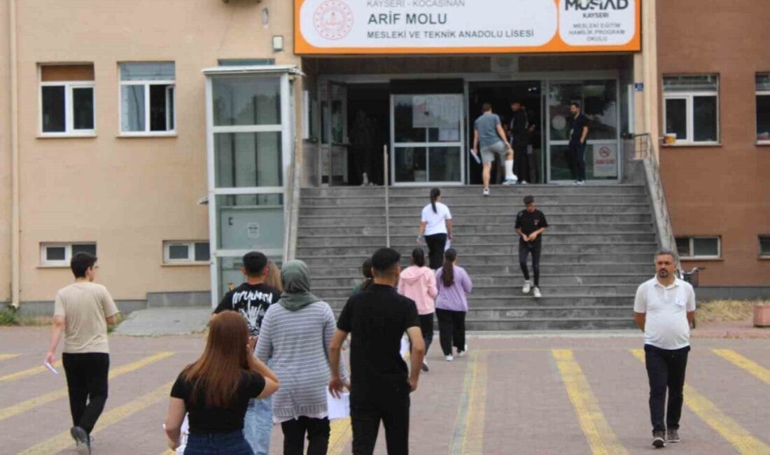 Kayseri’de Yükseköğretim Kurumları Sınavı’nın (YKS) ikinci oturumu olan Alan Yeterlilik