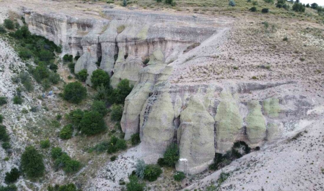 Yozgat’ta milyonlarca yıllık rüzgar ve su aşındırmasıyla oluşan peri bacalarını